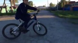 Обучение езды на заднем колесе на велосипеде