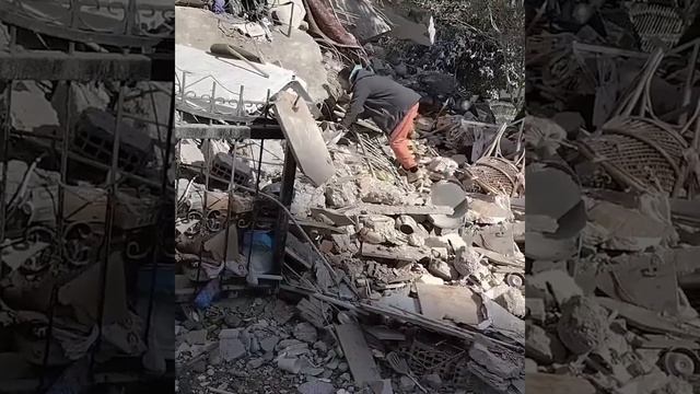Мужчина неустанно пытается найти членов своей семьи среди завалов в Турции