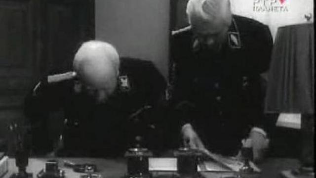 Мюллер исследует отпечатки пальчиков Штирлица