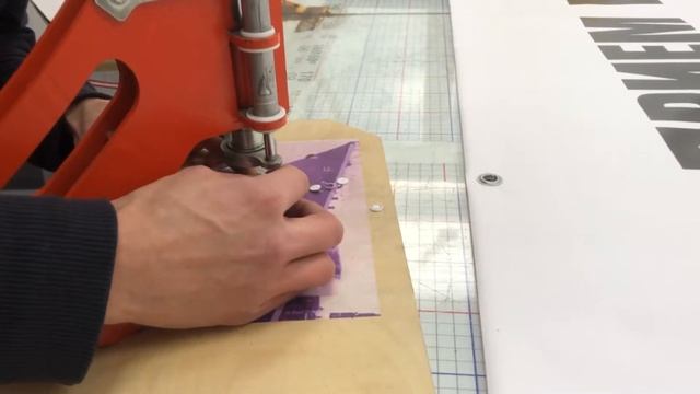 Как мы ставим люверсы на баннер. Printural.ru смотреть онлайн