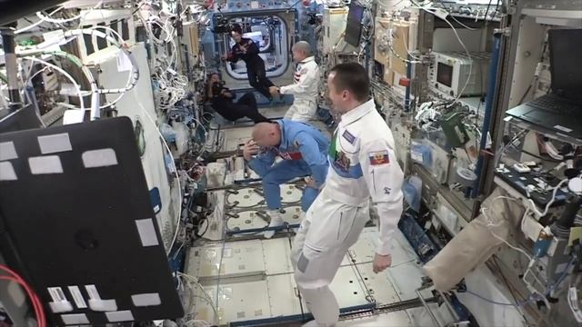 Космонавты устроили синхронное космическое плавание на МКС смотреть онлайн