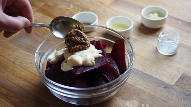 Салат из свеклы с чесноком и майонезом