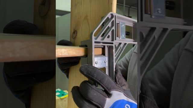 Testing the WOLFCRAFT corner clamp when assembling furniture \ Тестируем струбцину угловую