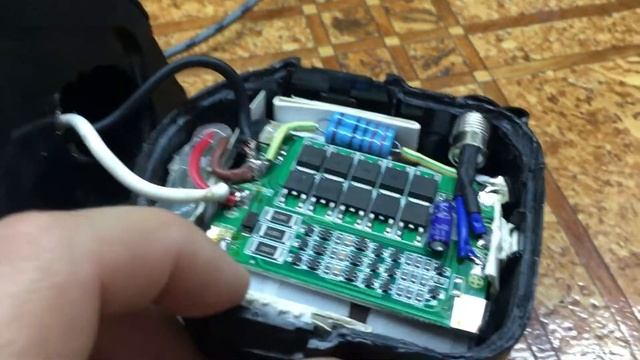 Собираю новый Li-ion аккумулятор для шуруповёрта и заставляю исправно работать BMS 3S 60A смотреть онлайн