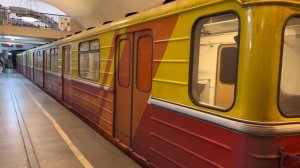 «Оборот по неправильному пути!» Электропоезд 81-717/714.5 «Синергия-2» на станции «Новокузнецкая»