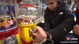 Как достать из автомата несколько жевачек??