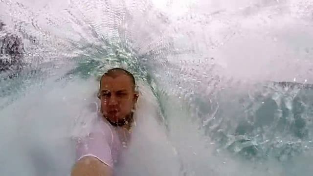 Огромная волна накрыла.