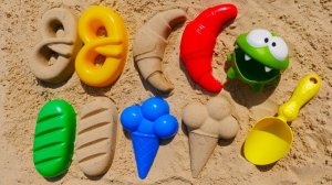 Ам Ням в песочнице. Куличики из песка. Развивающие видео для детей