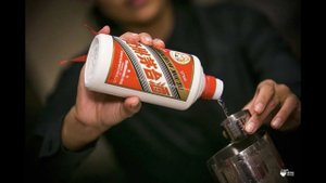 Пьем алкоголь правильно, по-китайски.