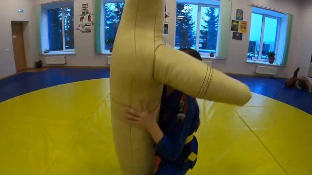 Даша показывает другим девчонкам как полезно заниматься BJJ борьбой смотреть онлайн