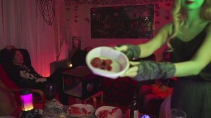 КОРЕШ АКУЛИЧ И ЖОЖО УГАДЫВАЮТ ЧТО В КОРОБКЕ | ПОЦЕЛОВАЛИСЬ НА СТРИМЕ