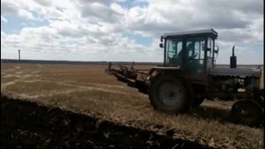 Трактор Т 28. Не опубликованное видео с испытания самодельного плуга.