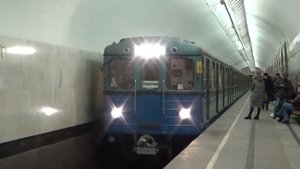 Московский Метрополитен Еж-3 серии 5809 и 5832 на станции Кузнецкий мост