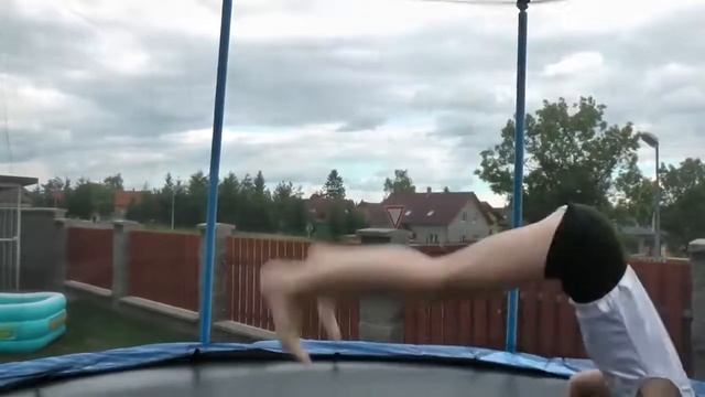 Фляк в 6 лет на батуте Умеете лучше Снимите об этом видео! смотреть онлайн