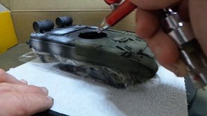 Покраска модели танка Т-80УД "ЗВЕЗДА" 1/35. Высветление и нанесение базового цвета.