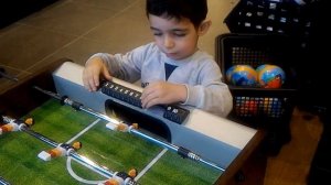 Малыш и настольный футбол. Настольная игра 👶🏻