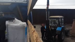 Разгрузка минеральных удобрений манипулятором на МТЗ-82