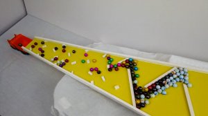 100 шариков катятся с горки - Горка для шариков.