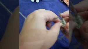 Вяжем спицами лицевые и изнаночные петли.