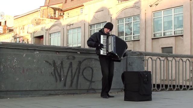 Парень отжигает на баяне смотреть онлайн