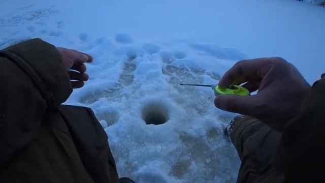 Обычная рыбалка в минус 17 градусов. Рыбалка на жерлицы в мороз, высокое давление. Рыбалка в Иванов смотреть онлайн