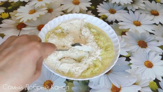Закусочный кабачковый рулет с плавлеными сырками