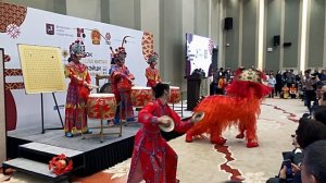 Китайские барабанщицы и традиционный танец китайского Льва