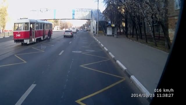 И ведь не бояться сбить пассажира выходящего из трамвая смотреть онлайн