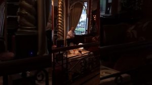 Красиво поет итальянский певец в итальянском ресторане в Москве