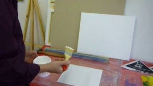 Грунтуем фабричный холст, чтобы краски не прожухали.