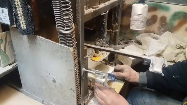 Пресс для оттиска и последующего съема глиняных, рельефных изделий с гипсовых форм. смотреть онлайн