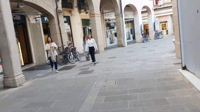 Италия Жасмин Падуя стритстайл летний, обзор витрин смотреть онлайн