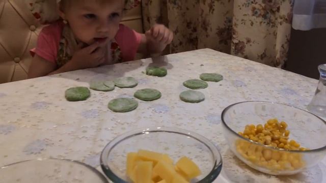 Арина и Регина готовят Разноцветные пельмени !!! Чем заняться дома с детьми смотреть онлайн