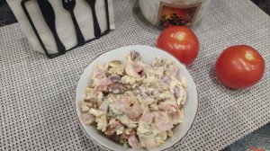 Салат с сухариками копченым сыром и ветчиной