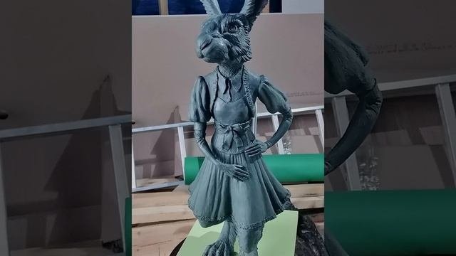Декоративная скульптура зайчихи. Скульптура из бронзы. Мастер модель скульптуры в пластилине.