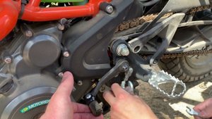 KTM 390 Adventure поднимаем лапку переключения передач