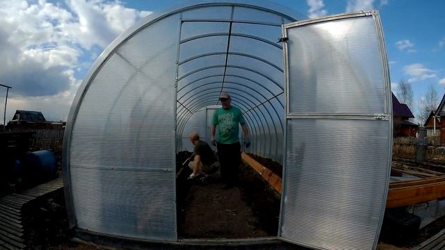 ГРЯДКИ СВОИМИ РУКАМИ - Строим грядки в теплице смотреть онлайн