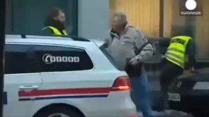 Сильный ветер сносит людей с ног