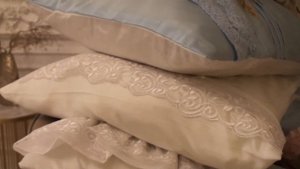 Постельное белье с кружевом и складками