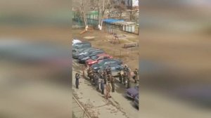 Военный оркестр приехал поздравить ветерана, но сыграл и для детей