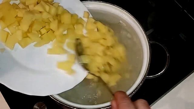 Солянка сборная с колбасой и  оливками. Очень простой рецепт смотреть онлайн