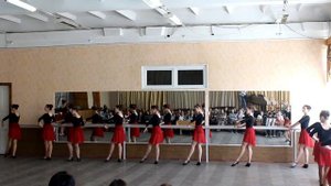 Адажио ( медленное раскрывание ноги на 90 градусов) на материале русского танца