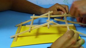 Puente autoportante. Experimentos (Divertiaula). Building a Leonardo da Vinci bridge.