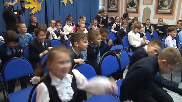 В библиотеке им. Гайдара школьники встретились с детским писателем Анной Базаевой смотреть онлайн