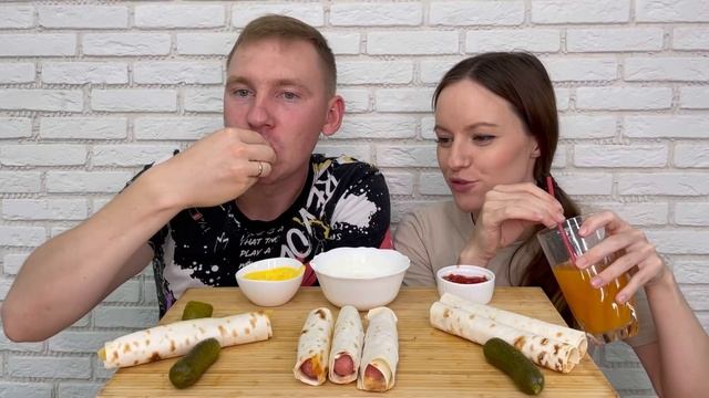 МУКБАНГ СОСИСКИ В ЛАВАШЕ С СЫРОМ ГОТОВИМ САМИ ответы на вопросы MUKBANG SAUSAGES IN PITA BREADCHEES