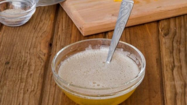 Торт с шоколадными подтеками и фруктами