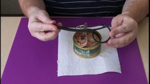 Открывалка для консервных банок с кольцами на крышке.