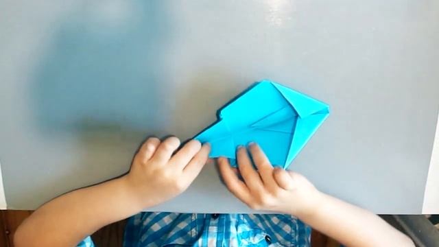 Мышка из бумаги. Оригами руками ребенка. смотреть онлайн