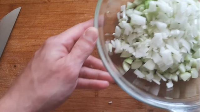 ВКУСНЕЙШИЙ САЛАТ, Рецепт Салата Помидор, Лук, Огурец, Масло и Соль смотреть онлайн