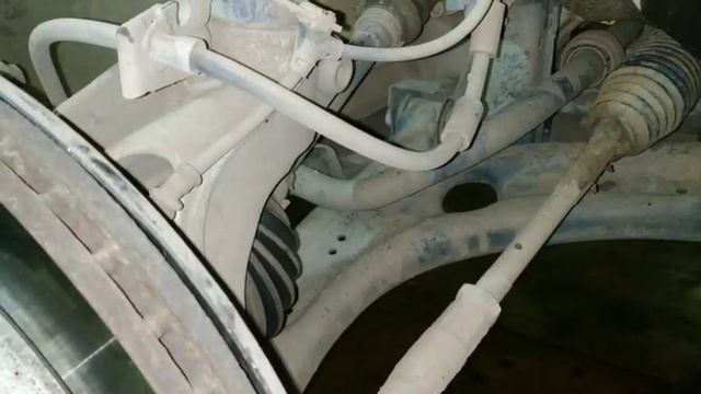 Замена передних поперечных рычагов подвески Фольксваген Тигуан 2 смотреть онлайн